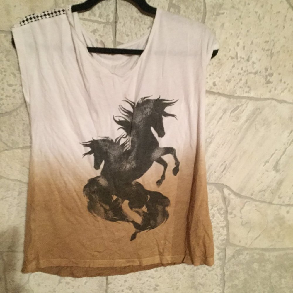 Cream Graphic Tee with horse on it size XS white to tan